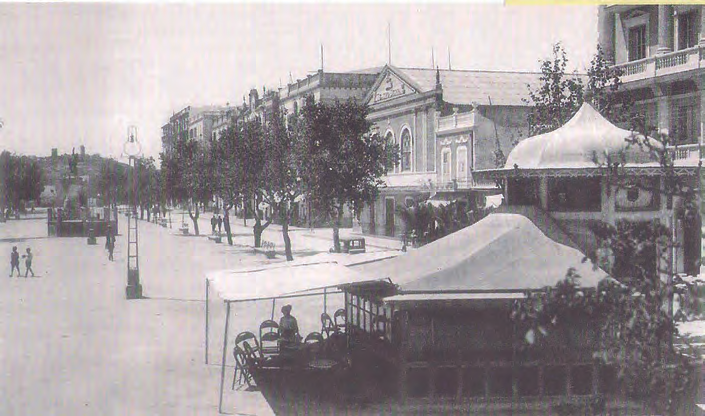 El passeig de s'Alamera. En primer terme el quiosc que en els anys trenta aixecà Josep Mongé Ferrer, davant del Gran Hotel; a continuació el Teatre Serra, l'edifici de la Mutual, la Mutual d'en Batlet, l'Hotel Isla Blanca i l'edifici d'en Pujolet encara en construcció. A l'esquerra, el monument a Vara de Rey i al fons, el puig des Molins (foto Domingo Viñets. Arxiu d'Imatge i So Municipal d'Eivissa).