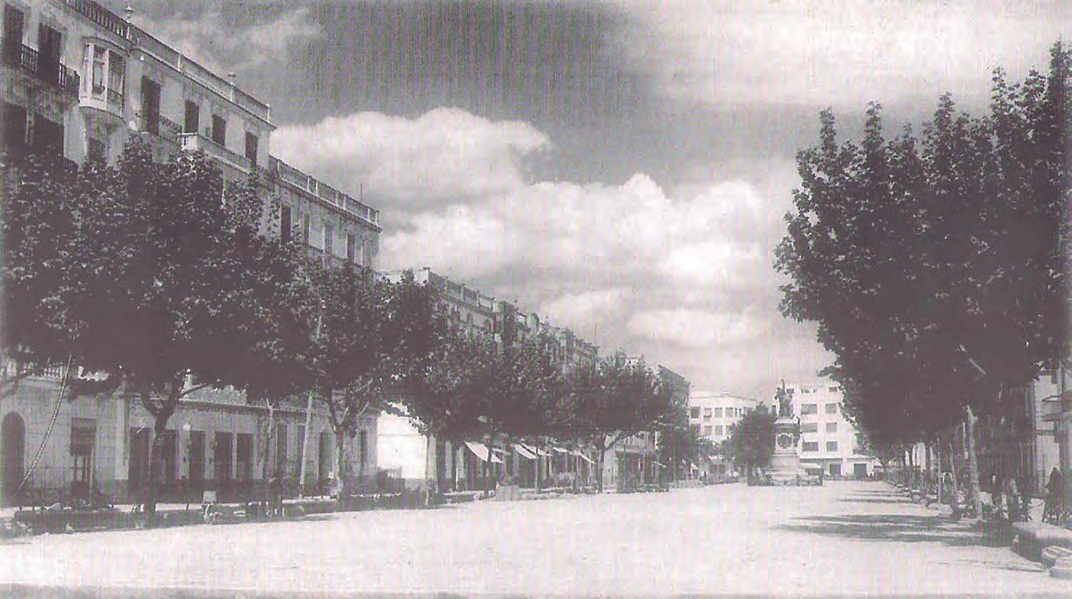El passeig de s'Alamera des de ponent, amb tots els edificis ja finalitzats. El monument del general Joaquín Vara de Rey y Rubio presideix el passeig entre les dues fileres dels plàtans d'ombra que eren característics del lloc (foto Domingo Viñets).
