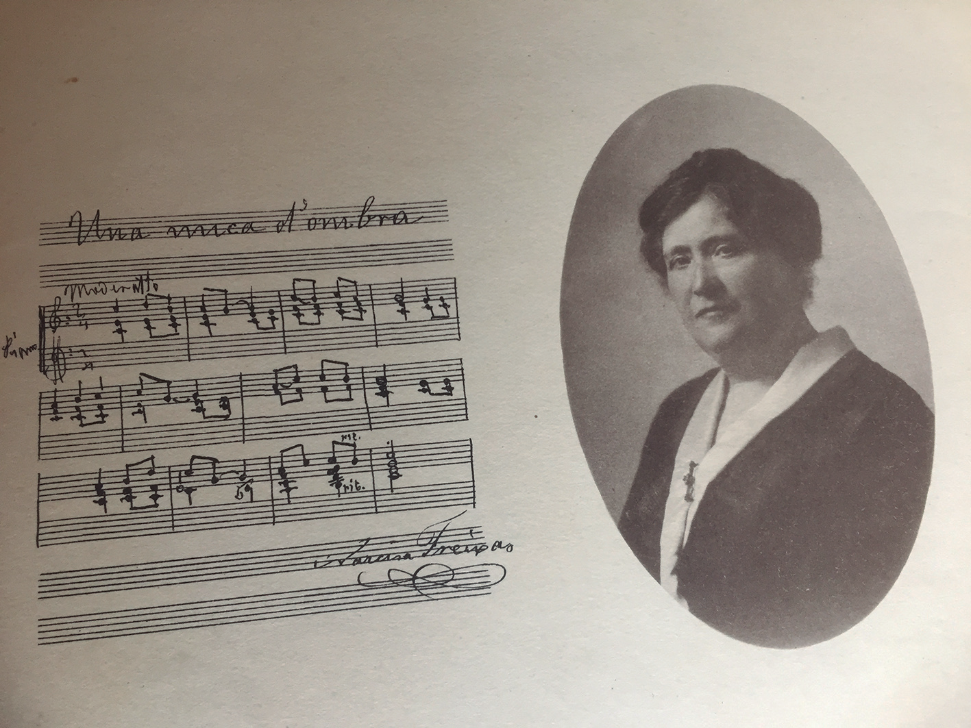 Fotografia de Narcisa Freixes i una partitura seua signada. Extreta del llibre: Obres de Narcisa Freixas. Edició d'Homenatge. Barcelona, 1928.
