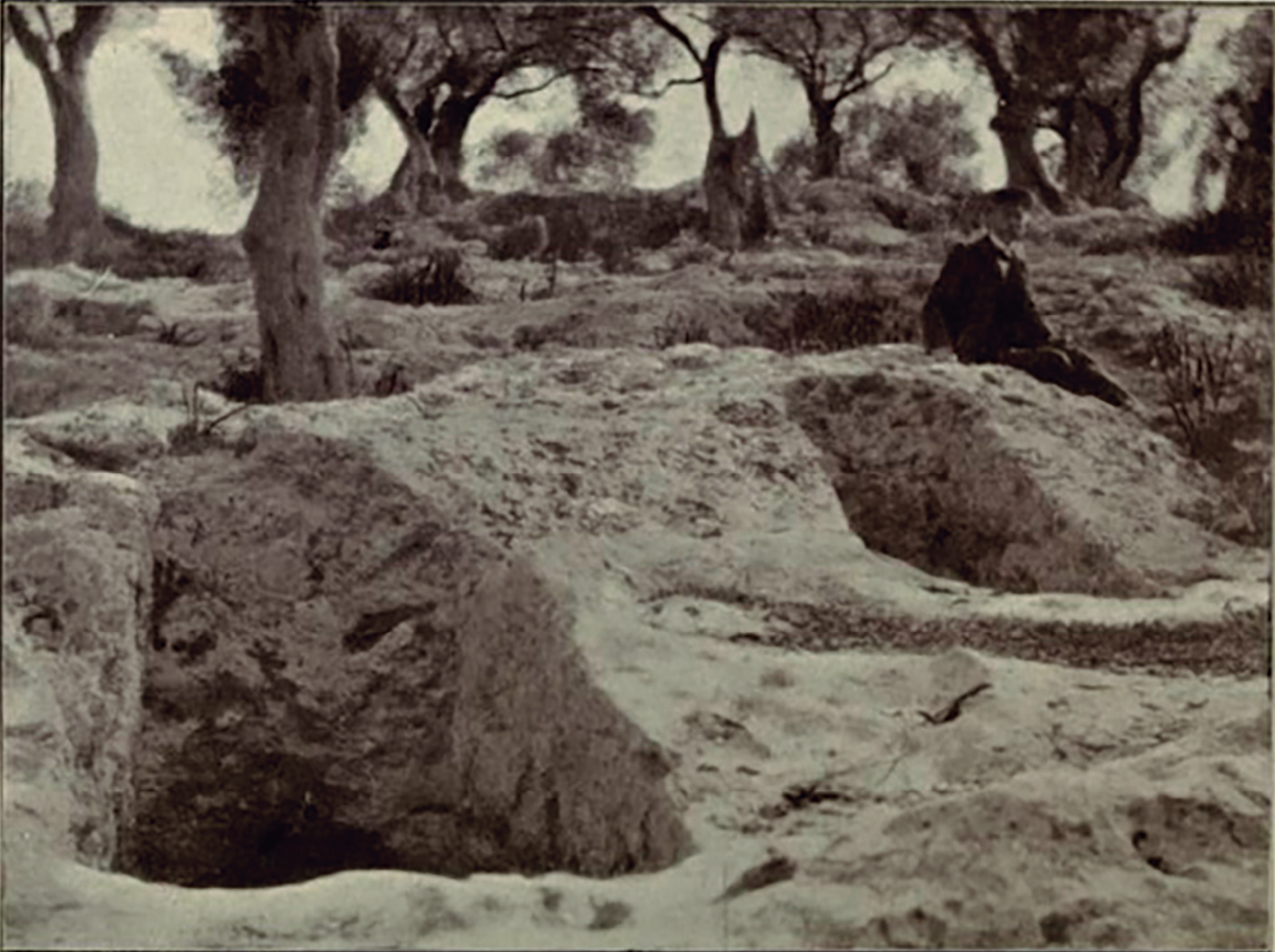 Artur Pérez-Cabrero a la necròpolis del puig des Molins. Foto de R. M. King a With a Camera in Majorca de Margaret d'Este el 1907.