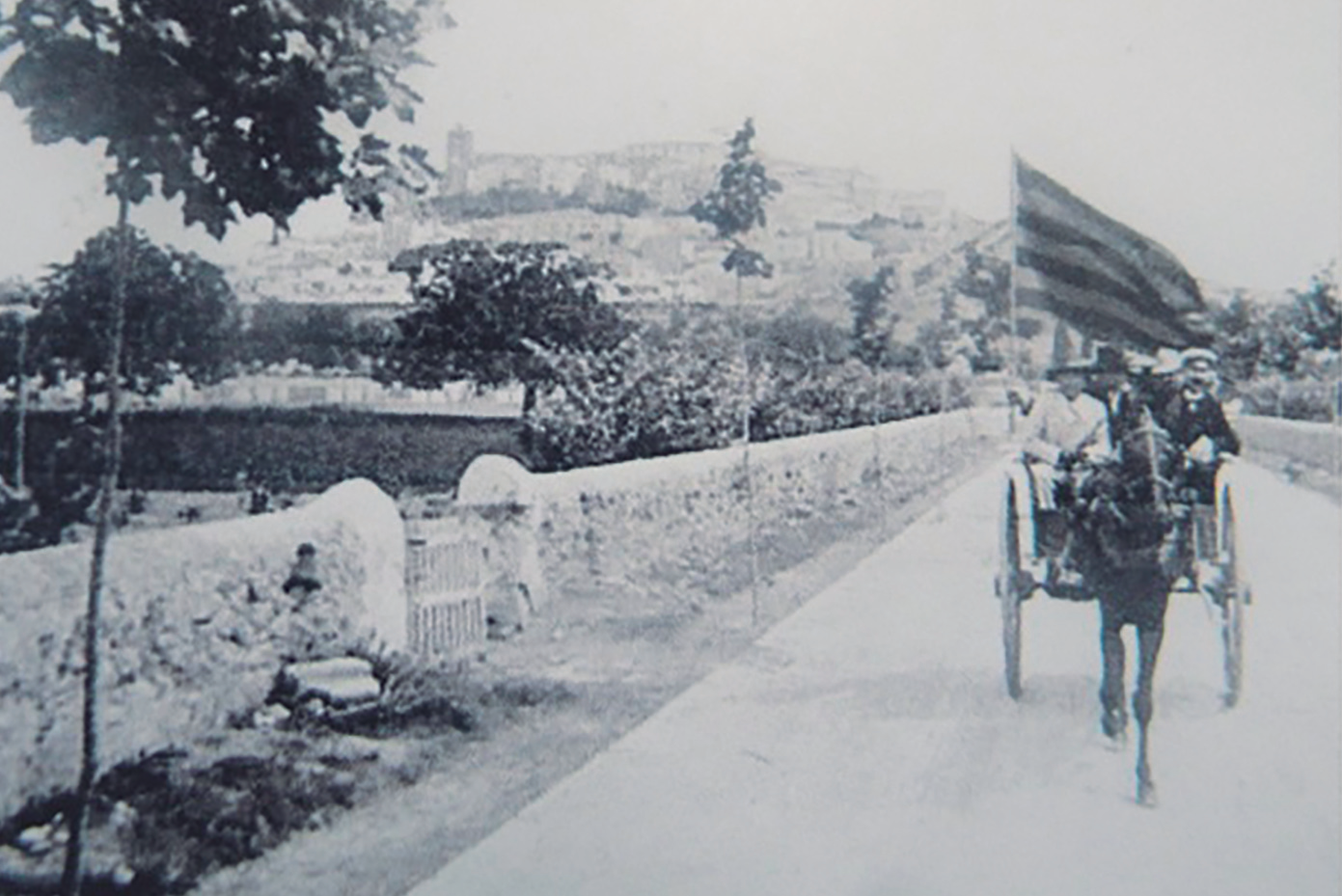 Un carretó de la comitiva d'expedicionaris catalans venguts a Eivissa el 9 de juny de 1908, de camí cap a Sant Antoni (La miranda - Diario de Ibiza).