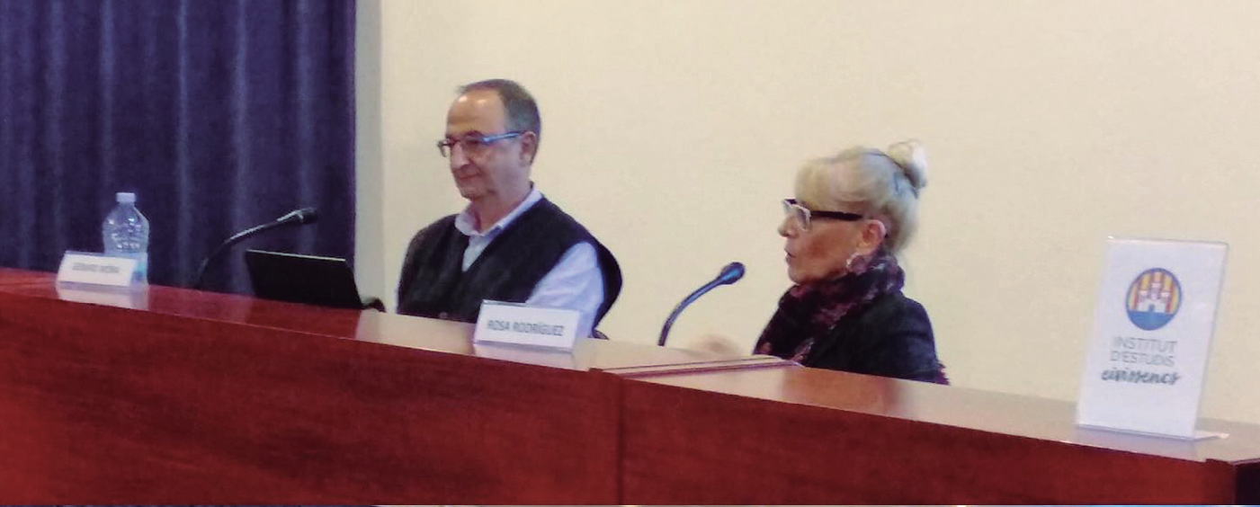 Un moment de l'exposició de Rosa Rodríguez Branchat, acompanyada per Gerard Móra.
