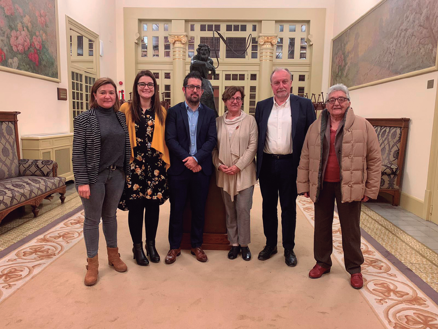 Foto de grup al Parlament Balear amb Carmen Tur i Antònia Mª Cirer