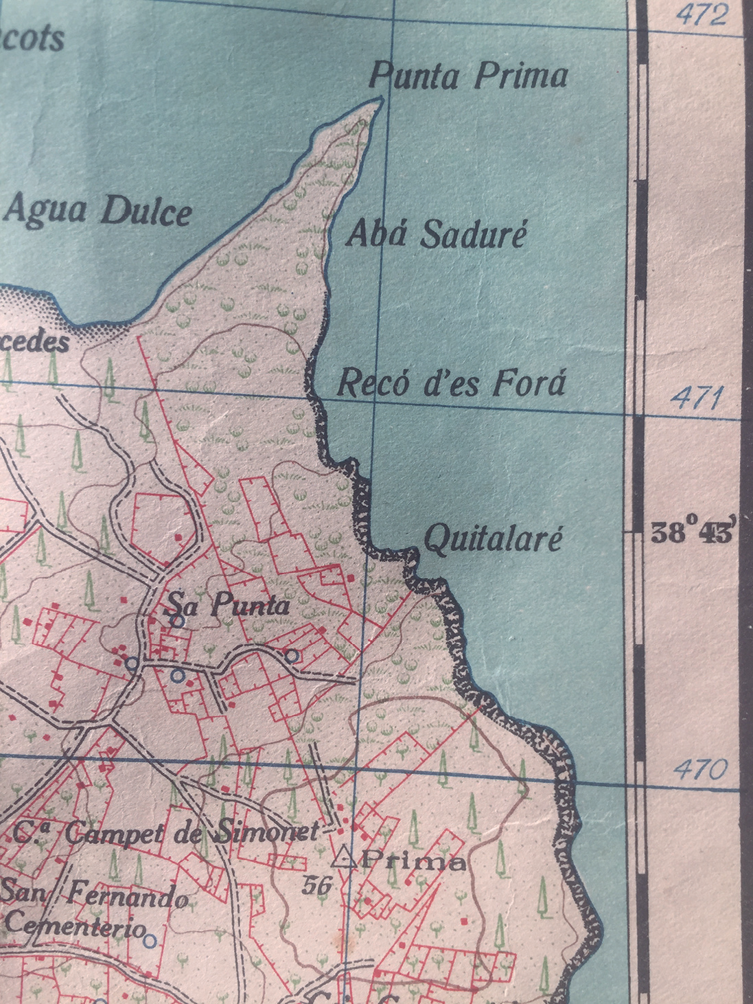 A la dreta, detall d'un mapa del Servicio Geográfico del Ejército, editat el 1964, amb topònims formenterers significativament mal escrits: Abá Saduré, Recó d'es Forá i Quintalaré per s'Abaixadoret, Racó des Forat i es Quintalaret respectivament.