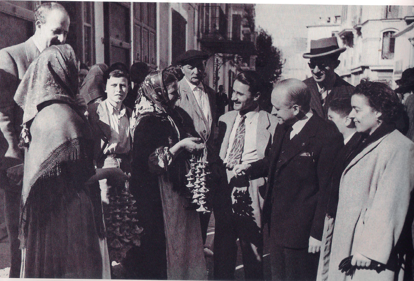 A l'esquerra de la foto Luis Souvirón, secretari de l'Ajuntament d'Eivissa, en una foto de 1955 (foto: Carlos Pérez de Rozas, del llibre Eivissa, l'ànima d'un poble).