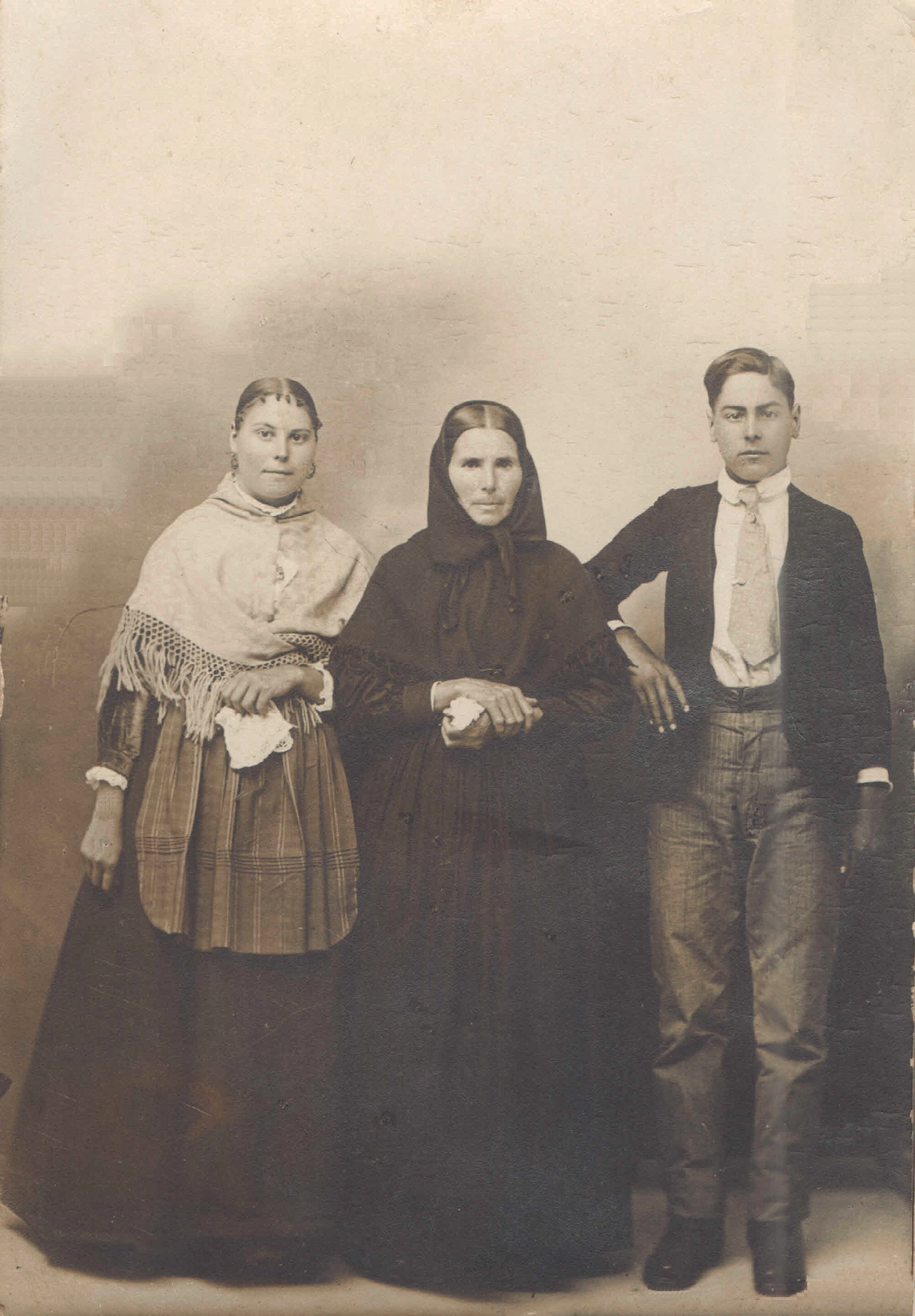 Miquel Torres Planells amb la seva mare i una germana. Per gentilesa d'en Joan Miquel Torres.