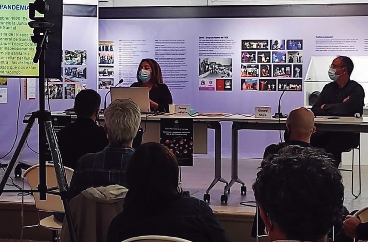 Fanny Tur durant la seua exposició sobre les pandèmies al llarg de la història. A la dreta, el vocal de l'Institut Gerard Móra.