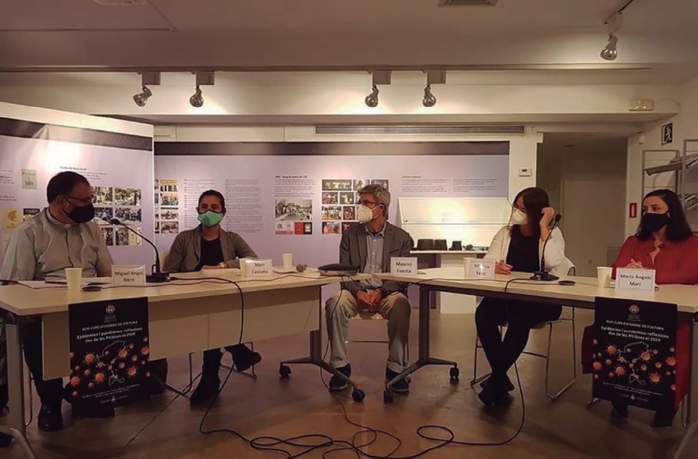 Un moment de la taula redona que va cloure el Curs Eivissenc de Cultura. D'esquerra a dreta: Miguel Ángel Riera, Mari Castaño, Maurici Cuesta, Mònica Yern i Maria Àngels Marí.