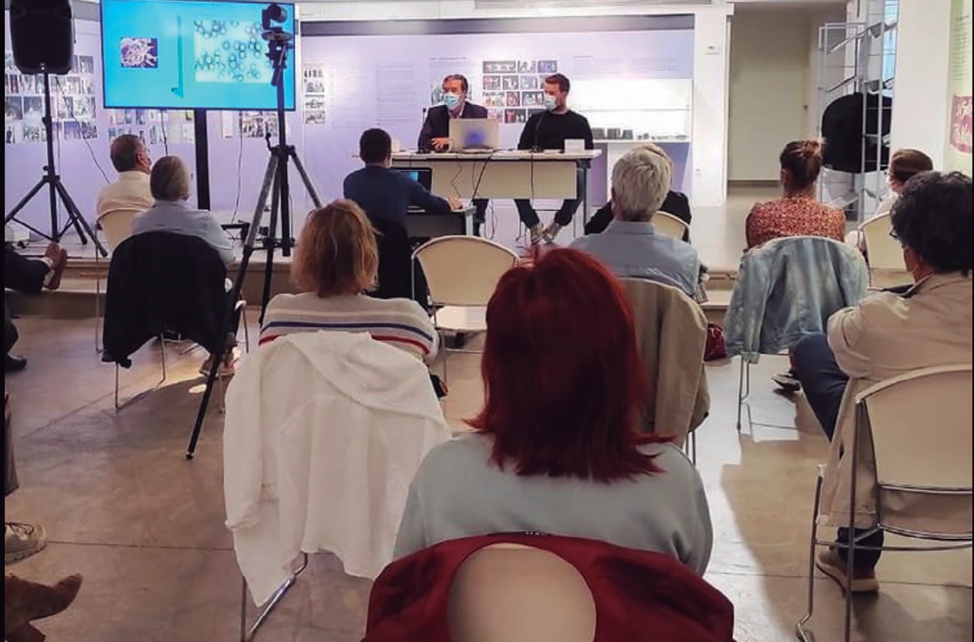 Malgrat la pandèmia, l'assistència presencial al Curs fou molt alta. En la fotografia, una perspectiva de la sala, guardant les distàncies preceptives.