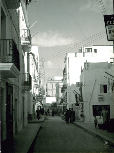 Carrer de Castelar. La Marina. A la dreta es veu encara el solar on va caure una de les bombes dels avions feixistes italians que varen atacar la ciutat i la població civil el 13 de setembre de 1936, inici d'una tràgica jornada que va acabar amb la matança del Castell. Arxiu d'Imatge i So Municipal d'Eivissa (AISME).