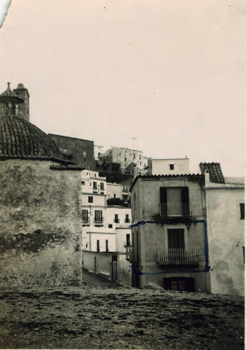 Imatge parcial del convent dels Dominics i la torre de la Catedral. Data: primavera de 1936. Fotografia: Úrsula Sternau. Final dels anys 20-principi dels anys 30 del segle xx.