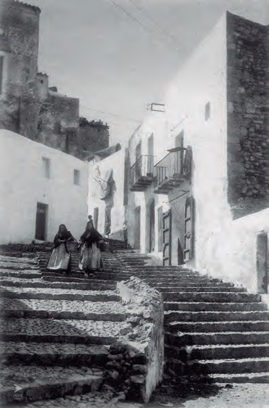 Carrer des Portal Nou. En aquest carrer estava domiciliada l'acusada a la Causa 365/1938, Maria Orvai Ferrer, vilda de Verdera. Final dels anys 20-principi dels anys 30 del segle XX. Fotografia: Domingo Viñets. Arxiu d'Imatge i So Municipal d'Eivissa (AISME).