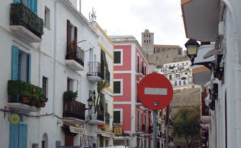 vista de la Marina, Dalt Vila i la Catedral des del carrer de Montgrí.