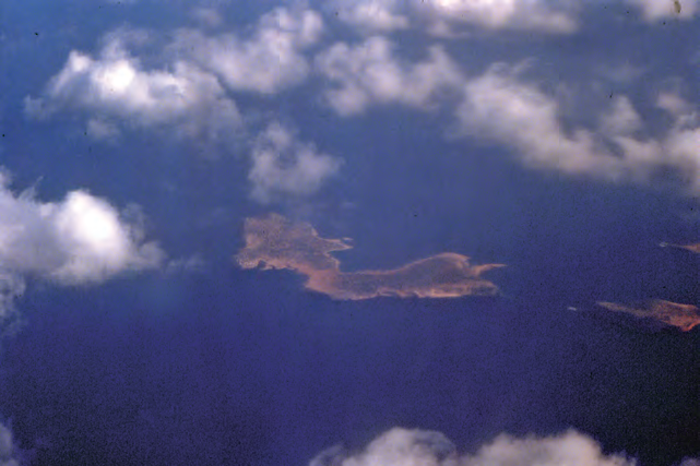Al centre de la imatge, sa Conillera vista des d'un avió. Hi són visibles l'Estància de Fora, a l'esquerra, i l'Estància de Dins, més arrecerada, a la dreta.