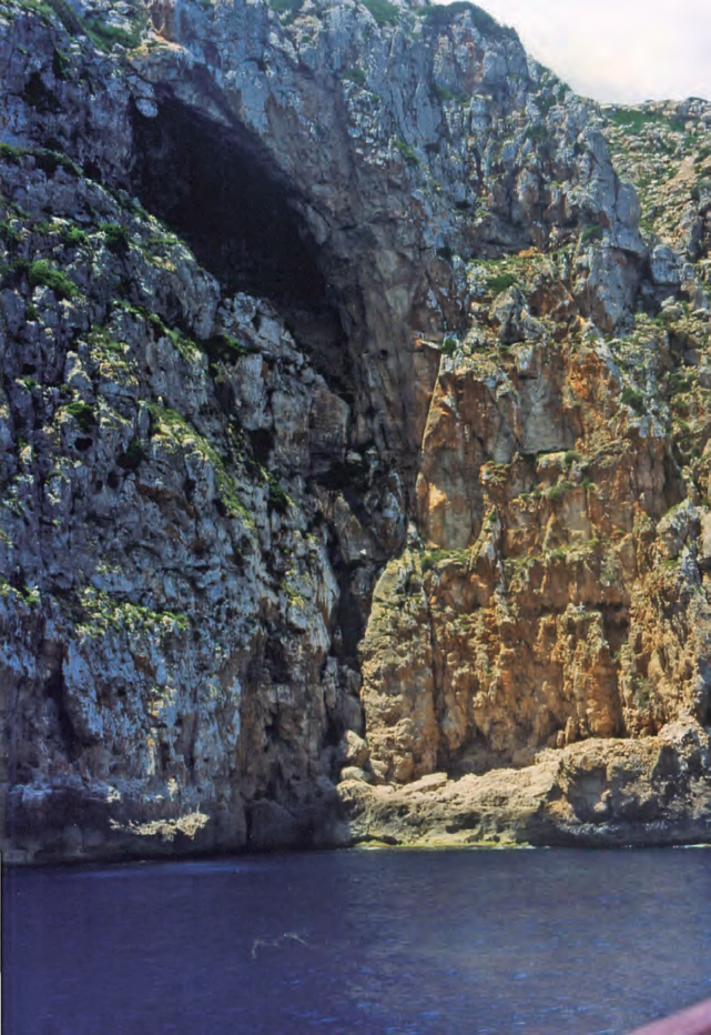 Es Mig Cércol, als penyals de la costa de la Mola, és una senya important per als pescadors.