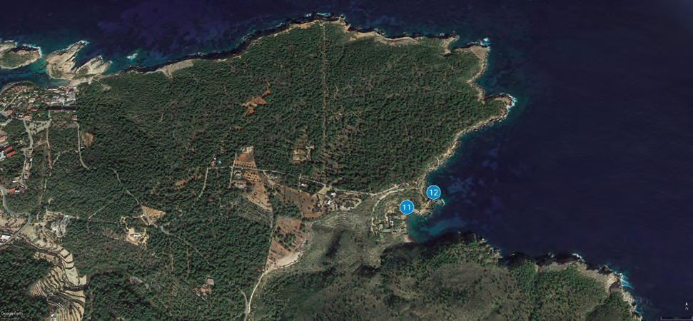 Vista aèria de la costa nord de l'illa d'Eivissa, en la qual apareixen assenyalats els diferents punts relacionats amb el naufragi del bric Rosa Capurro: 11. Cala d'en Serra; 12. S'lllot (imatge: Google Earth).