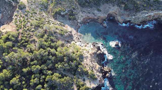 Vista àeria del caló de s'llla, a migjorn de l'illa d'Encalders i a llevant de la punta des Catiu (fotografia d'Iñaki de Eróstegui Aznar).