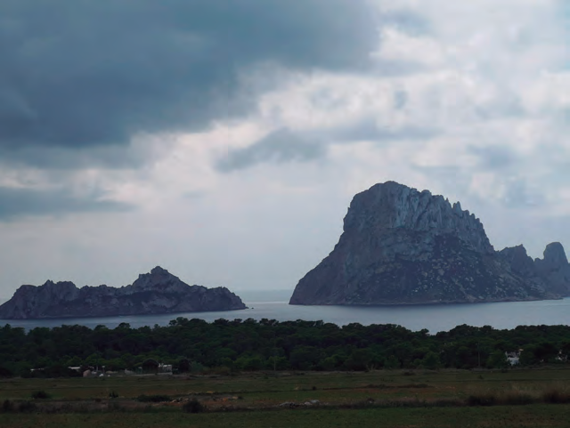 En la fotografia inferior, es Vedrà, i el seu etern acompanyant es Vedranell, és la icona que representa millor el gran valor biogeogràfic dels illots pitiüsos.