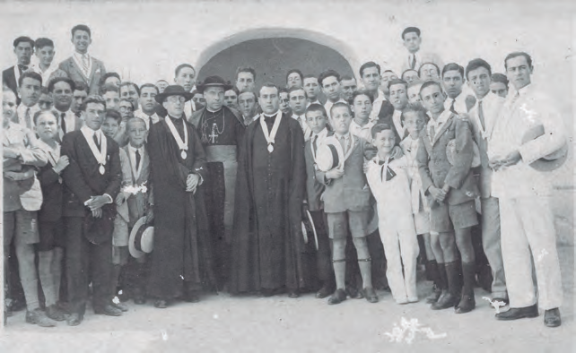 Macabich amb el bisbe Huix i un grup de congregants (Arxiu Macabich).