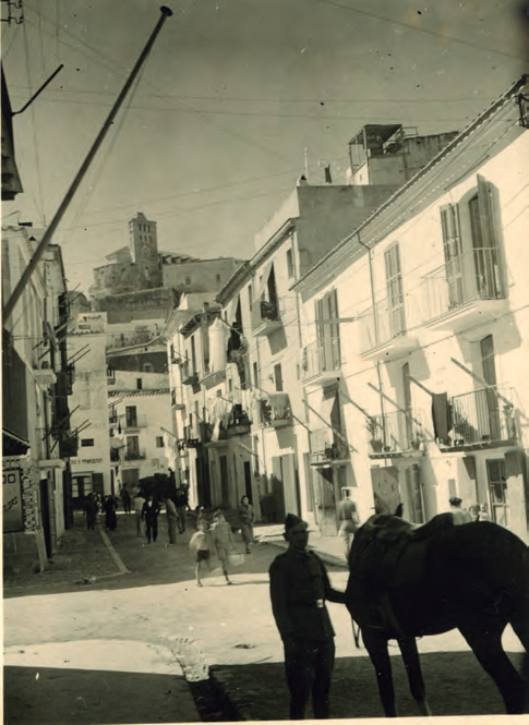 Carrer de Sant Jaume des de la murada, abril de 1936 (fotografia d'Ursula Sternau).