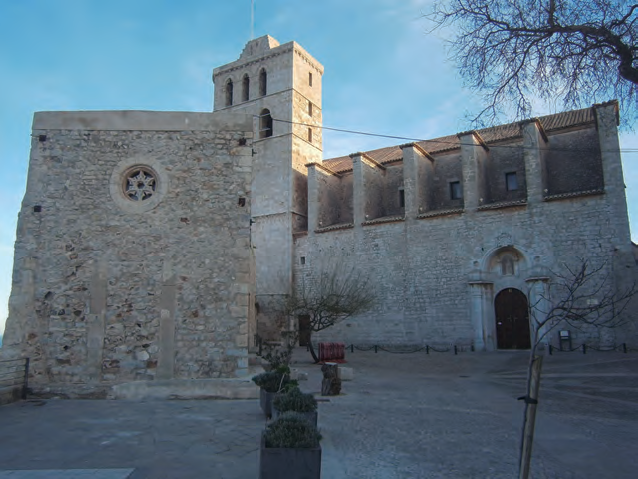 La Catedral i en primer terme la capella del Salvador, primera seu de la confraria de pescadors i navegants. Destaca la rosassa d'estil gòtic (FCC).