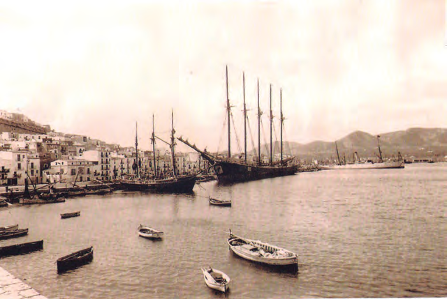 Vista del port d'Eivissa en una imatge de començament del segle xx. Al fons, absent, l'edifici de la Comandància de Marina, que fou enderrocat el 1915 (foto Narcís Puget).