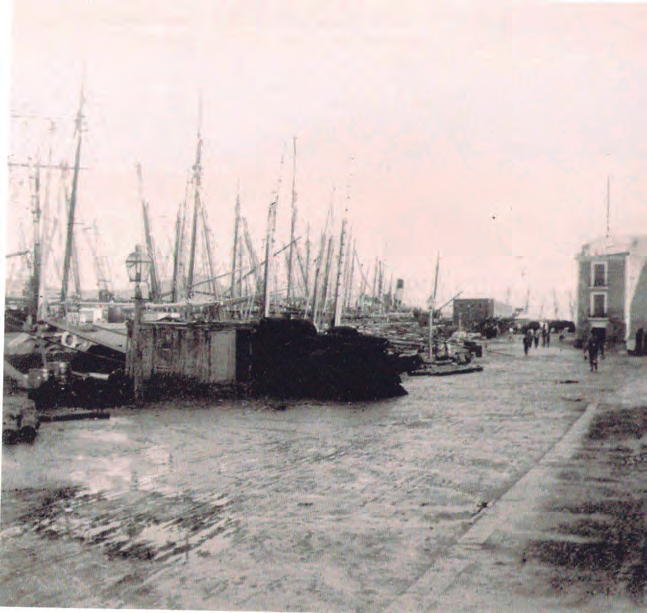 El Port d'Eivissa. L'edifici primer amb terrat a dues vessants, era la Comandància de Marina i també fou la primera seu del Pòsit de Pescadors (foto Narcís Puget).