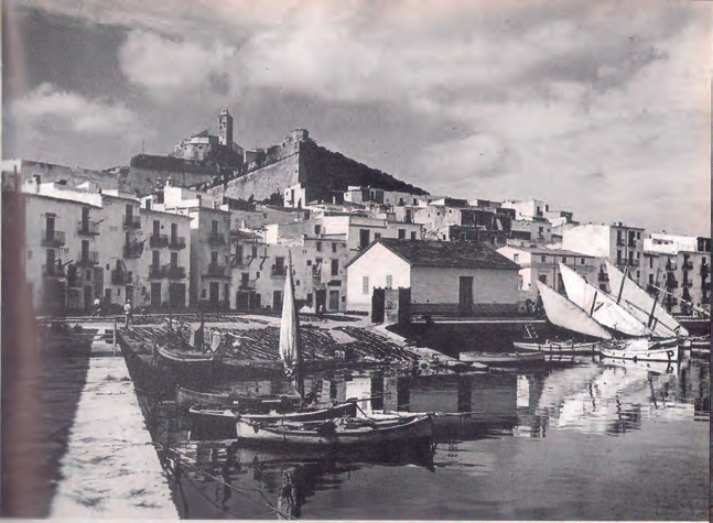 La plaça de sa Riba amb l'edifici del Pòsit en primera línia i les xarxes esteses a la drassana del racó del port (foto Torres Andiñach).