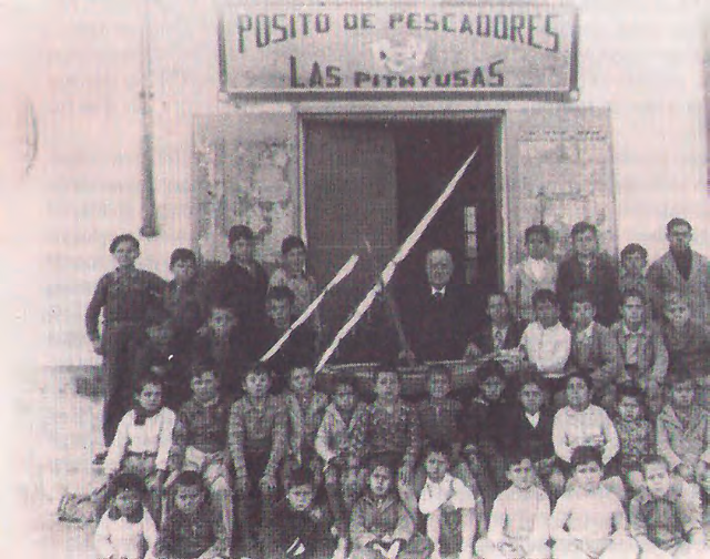 Alumnes de l'escola del Pòsit amb el mestre Antoni Albert Nieto, que la regentà entre el 1922 i 1936. Albert era president de la comissió de Cultura i també secretari del Pòsit (del llibre Antoni Albert i Nieto. Un mestre eivissenc).