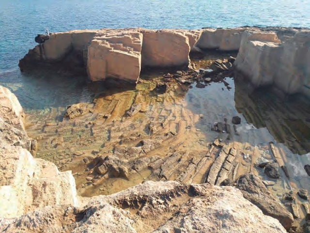 Pedrera abandonada del port des Torrent, Sant Josep de sa Talaia. La intensa extracció del marès amb tècniques tradicionals va afaiçonar la costa quaternària de les Pitiüses (fotografia: J. Agustí Garcia).