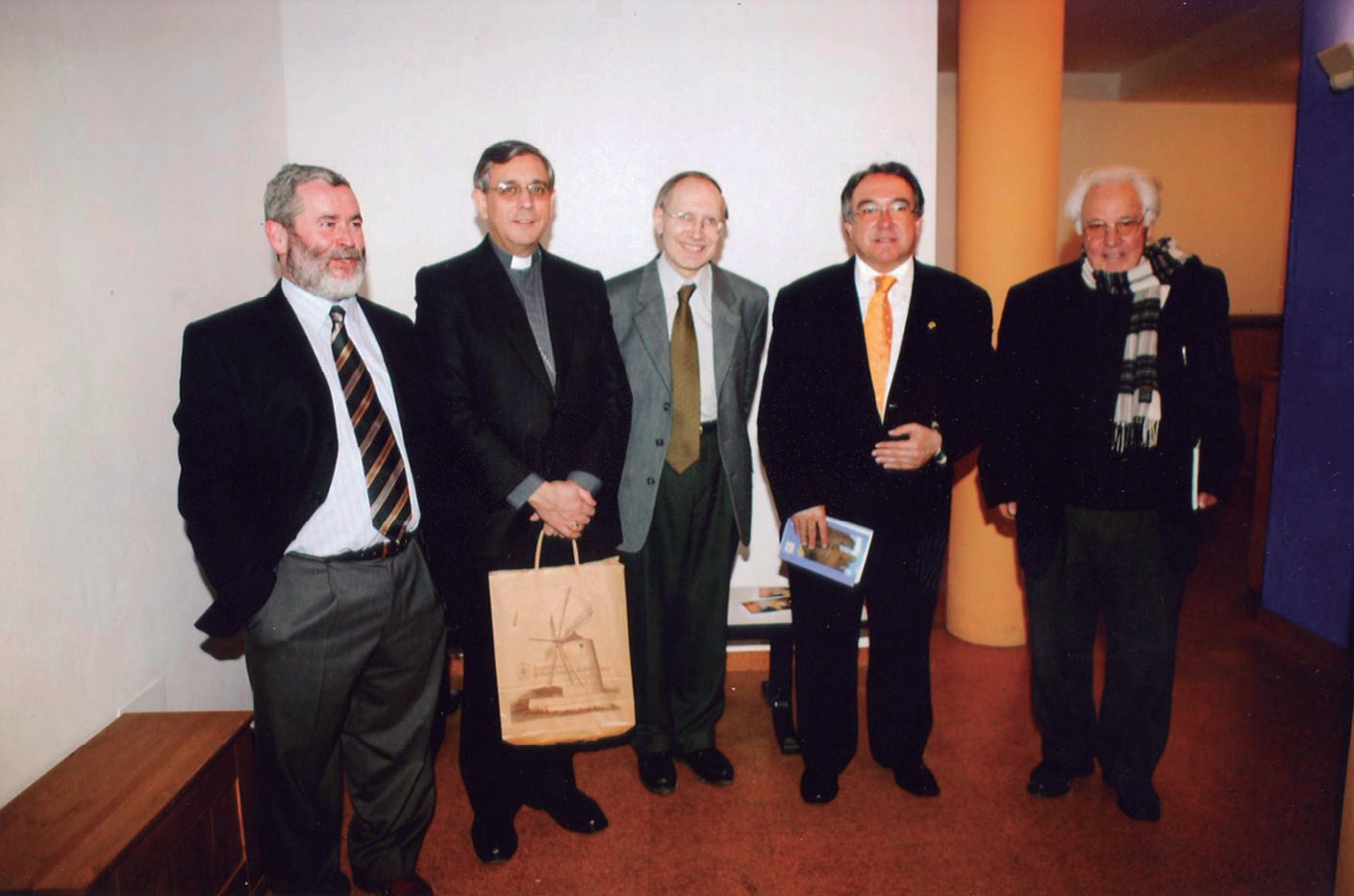 Any 2006. A l'acte de presentació del llibre Arxiu de l'església de Portmany. L'editor Miquel Costa, l'abat Josep Maria Soler, el pare Massot, Marià Torres i Mn. Josep Planells i Bonet (arxiu Marià Torres).