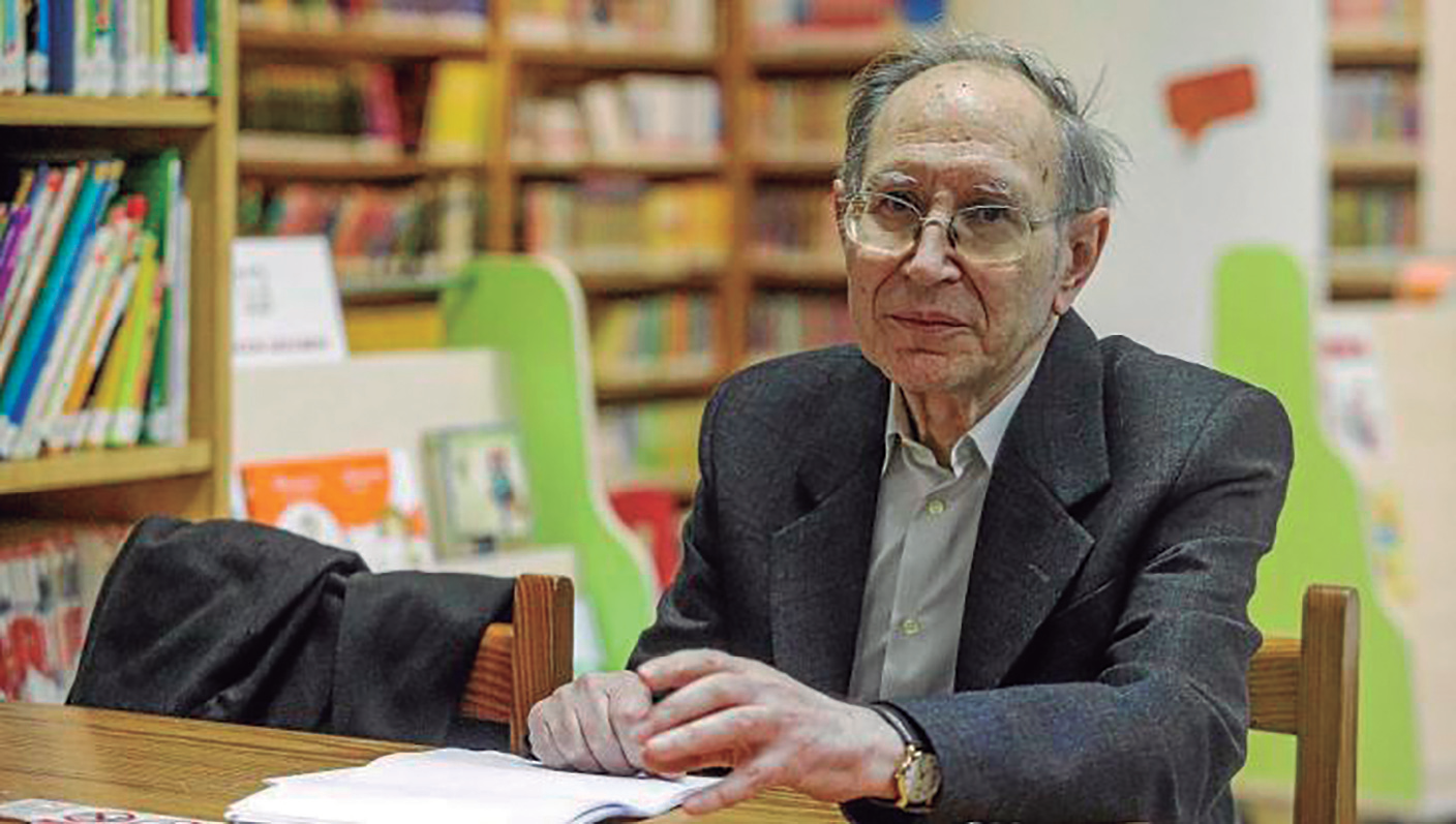 A l'esquerra, el pare Massot a la biblioteca municipal d'Eivissa, el 2016. A la dreta, a la seu de l'Institut d'Estudis Catalans.