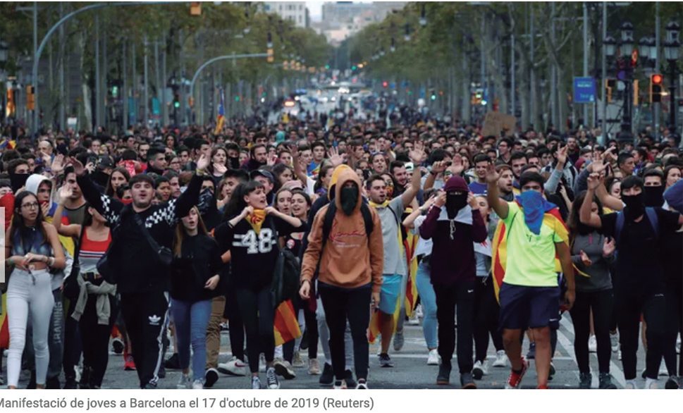 Una multitud de joves caminant per un carrer durant una manifestació o esdeveniment públic.