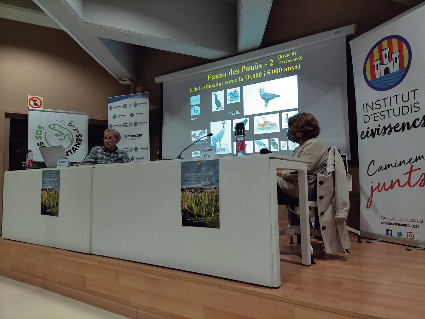 En la imatge, un moment de la conferència de Josep Antoni Alcover, que va ser presentat per Antònia M. Cirer.