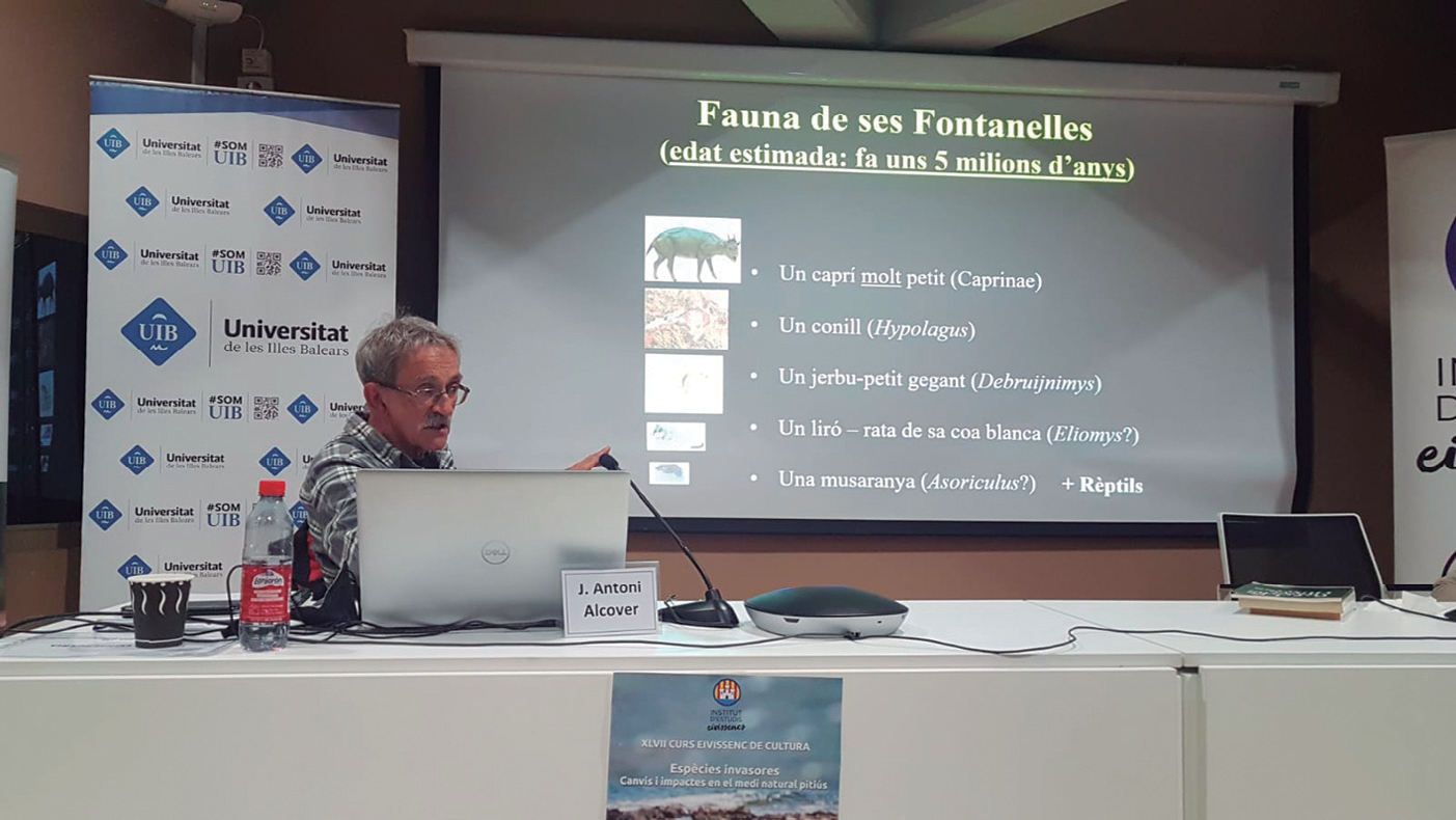 Un altre moment de la conferència de Josep Antoni Alcover, sobre fauna vertebrada antiga de les Pitiüses.