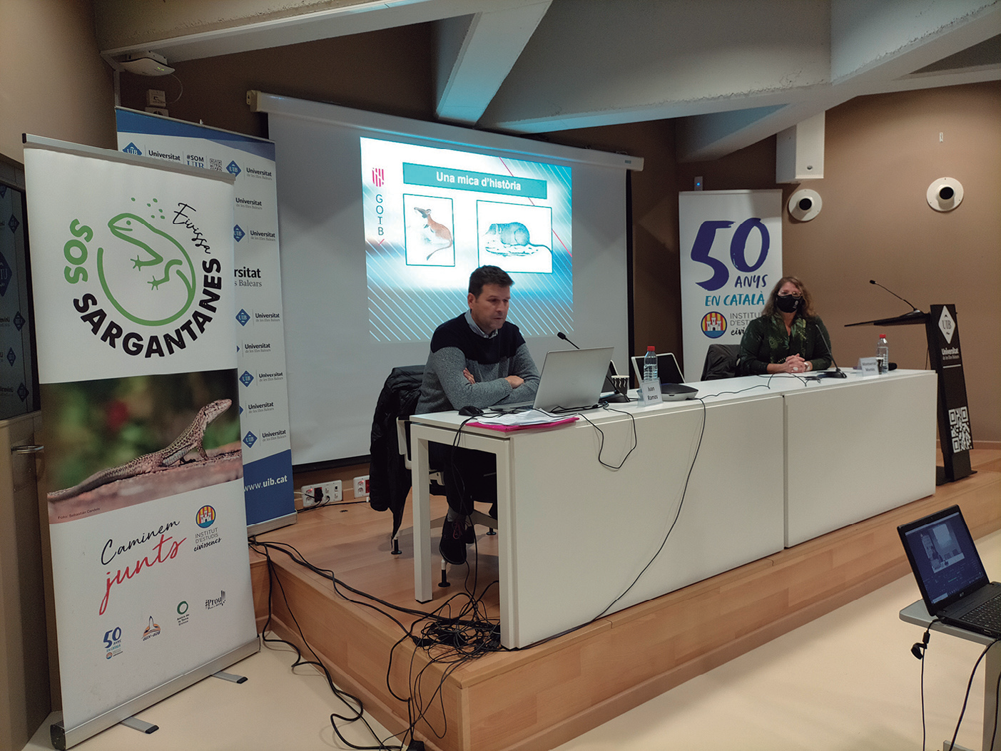 A la imatge superior, Ivan Ramon Torrens durant la seua intervenció, acompanyat de Montserrat Montés Montés.
