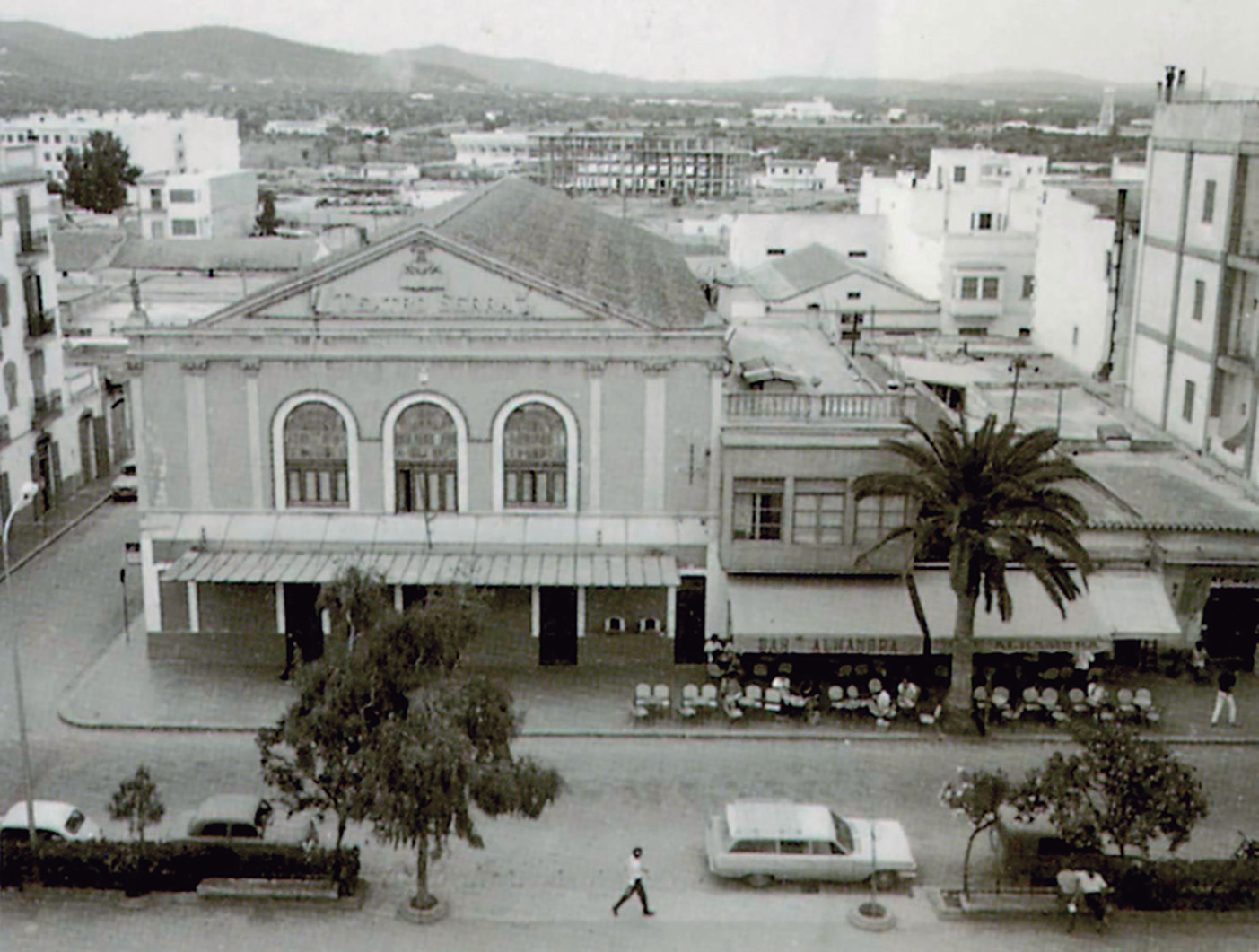 A dalt, el teatre Serra, escenari de molts actes polítics, abans de la reforma dels anys 60 (foto: Enciclopèdia d'Eivissa i Formentera). A baix, salconduit de la Gestora Antifeixista a nom d'Isidor Macabich (arxiu Macabich).