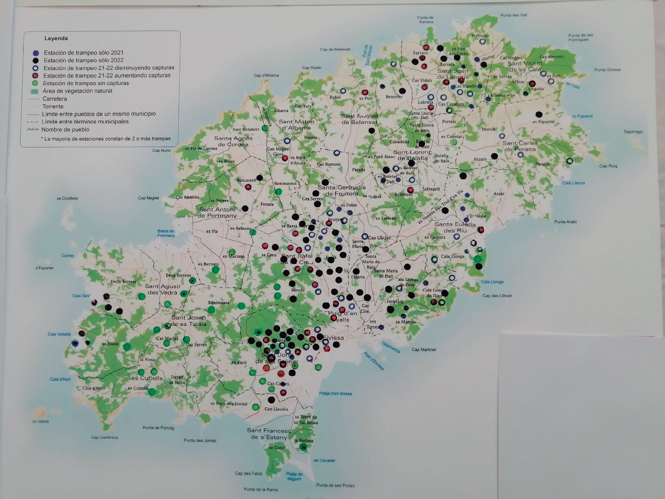 Mapa d'Eivissa (modificacions sobre el mapa Vendes d'Eivissa de Josep Antoni Prats Serra) on s'han situat les estacions de trampeig actives durant 2021 i 2022. Llegiu el text per interpretar-lo.