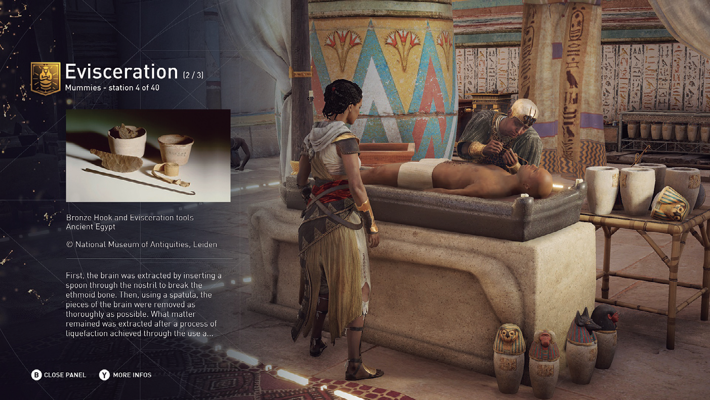Captura de pantalla del videojoc Assassin's Creed Origins, mode Discovery Tour, que mostra el procés d'evisceració d'una mòmia.