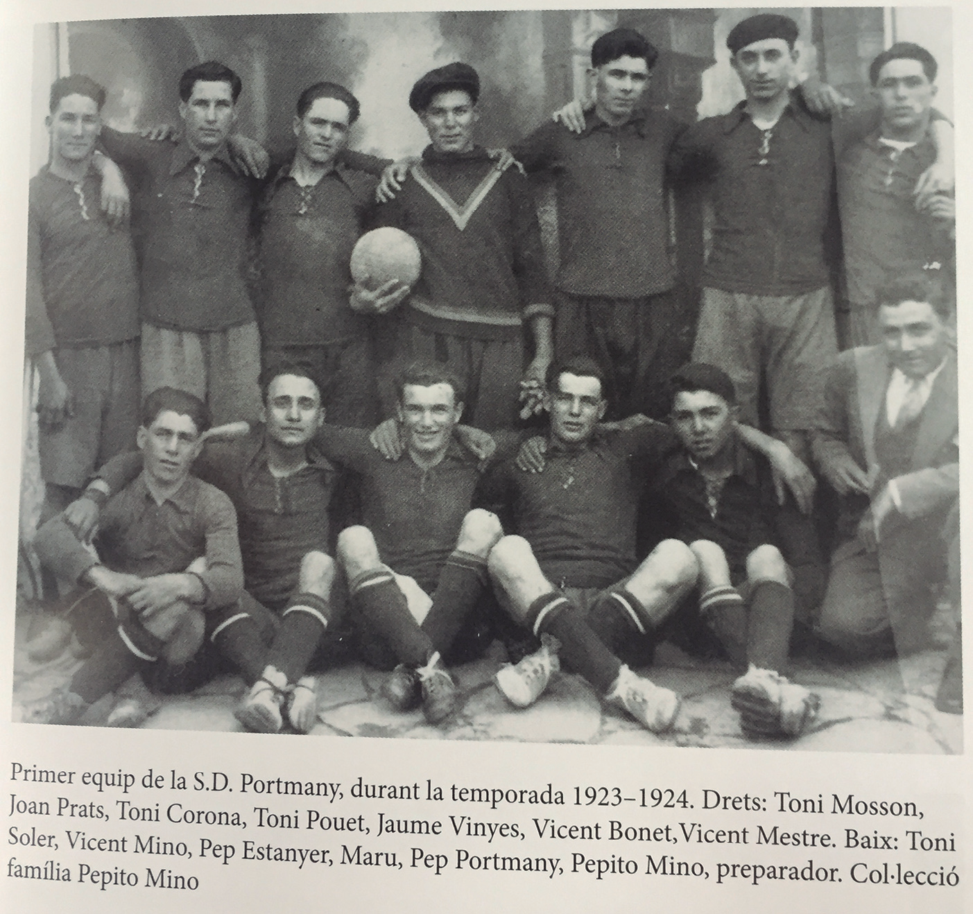 Primer equip de la S.D. Portmany, durant la temporada 1923-1924. Drets: Toni Mosson, Joan Prats, Toni Corona, Toni Pouet, Jaume Vinyes, Vicent Bonet, Vicent Mestre. Baix: Toni Soler, Vicent Mino, Pep Estanyer, Maru, Pep Portmany, Pepito Mino, preparador. Col·lecció família Pepito Mino. El primer equip de la S.D. Portmany. Temporada 1923-1924.