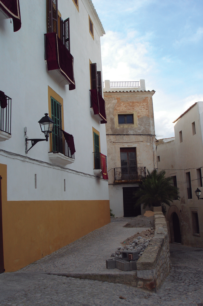 A l'esquerra, portada de El Ebusitano. A la dreta, casa de Josep Ferrer Cirer.