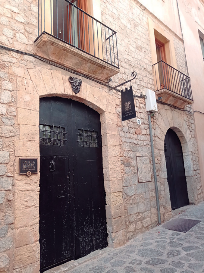 A l'esquerra, impremta Imperial Press. A la dreta, primera impremta eivissenca.