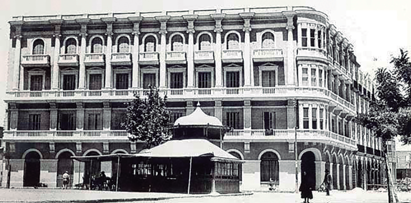Eivissa, Gran Hotel Montesol. Inaugurat el 1933 com Gran Hotel Ibiza, ocupat militarment i reobert el 1946, el Montesol, al passeig de Vara de Rey, es convertí en punt de referència obligat per a residents i visitants.