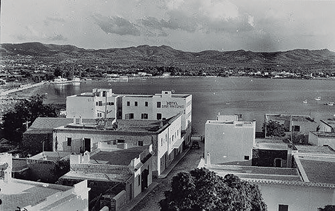 Sant Antoni de Portmany (anys 50). Pionera del turisme eivissenc juntament amb Eivissa i Santa Eulària des Riu, la vila portmanyina ja reunia el 1950 tres hotels i quatre pensions, amb una aposta clara pel desenvolupament i l'oferta d'oci nocturn complementària del turisme.