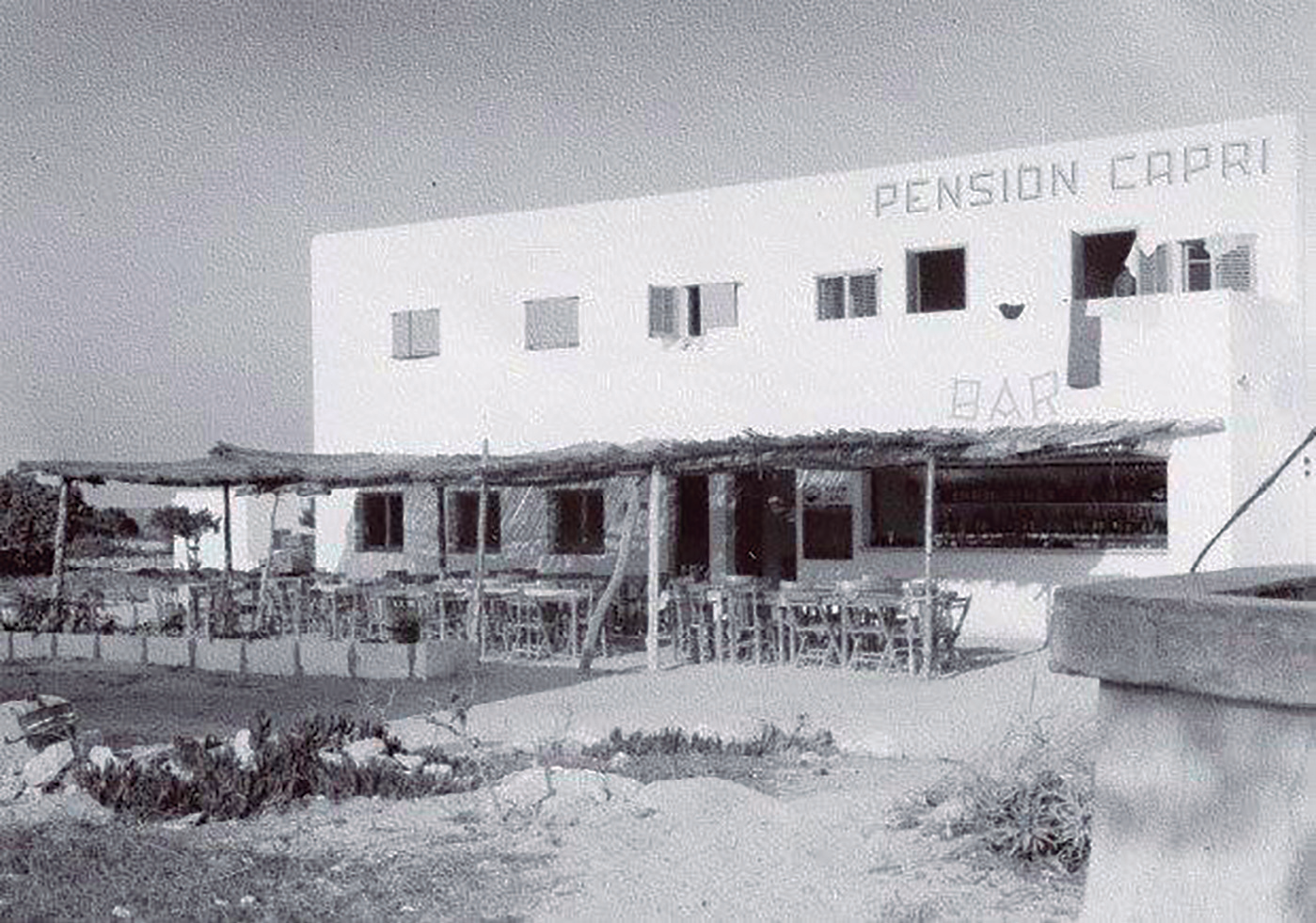 Formentera, pensió Capri. El nucli urbà des Pujols concentrava des dels últims seixanta una sèrie d'establiments majoritàriament aixecats amb crèdits oferits pels touroperadors.