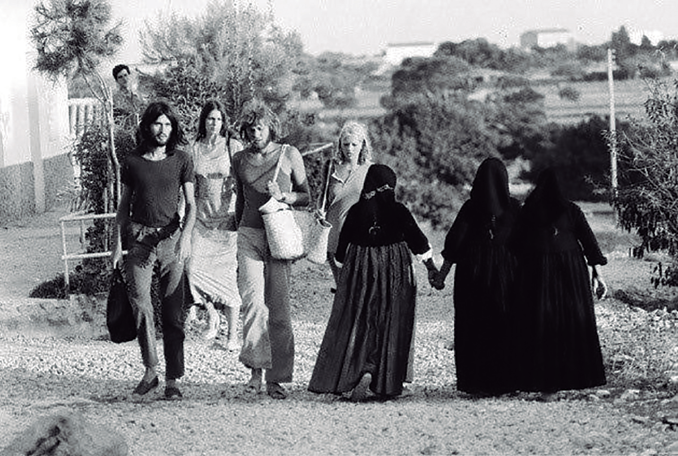 Formentera, tradició i contracultura. (foto 1970) La coexistència pacífica de comunitats humanes contrastades nodrí la imatge de les Pitiüses com a paradís de llibertat.