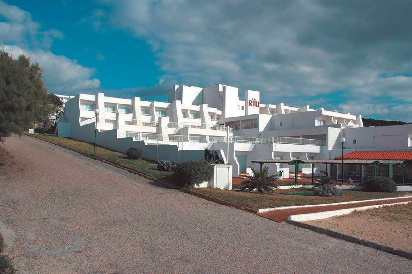 Formentera, hotel Club la Mola. Primera aposta a l'illa per la qualitat turística amb una oferta adequada a la demanda turística creixent.