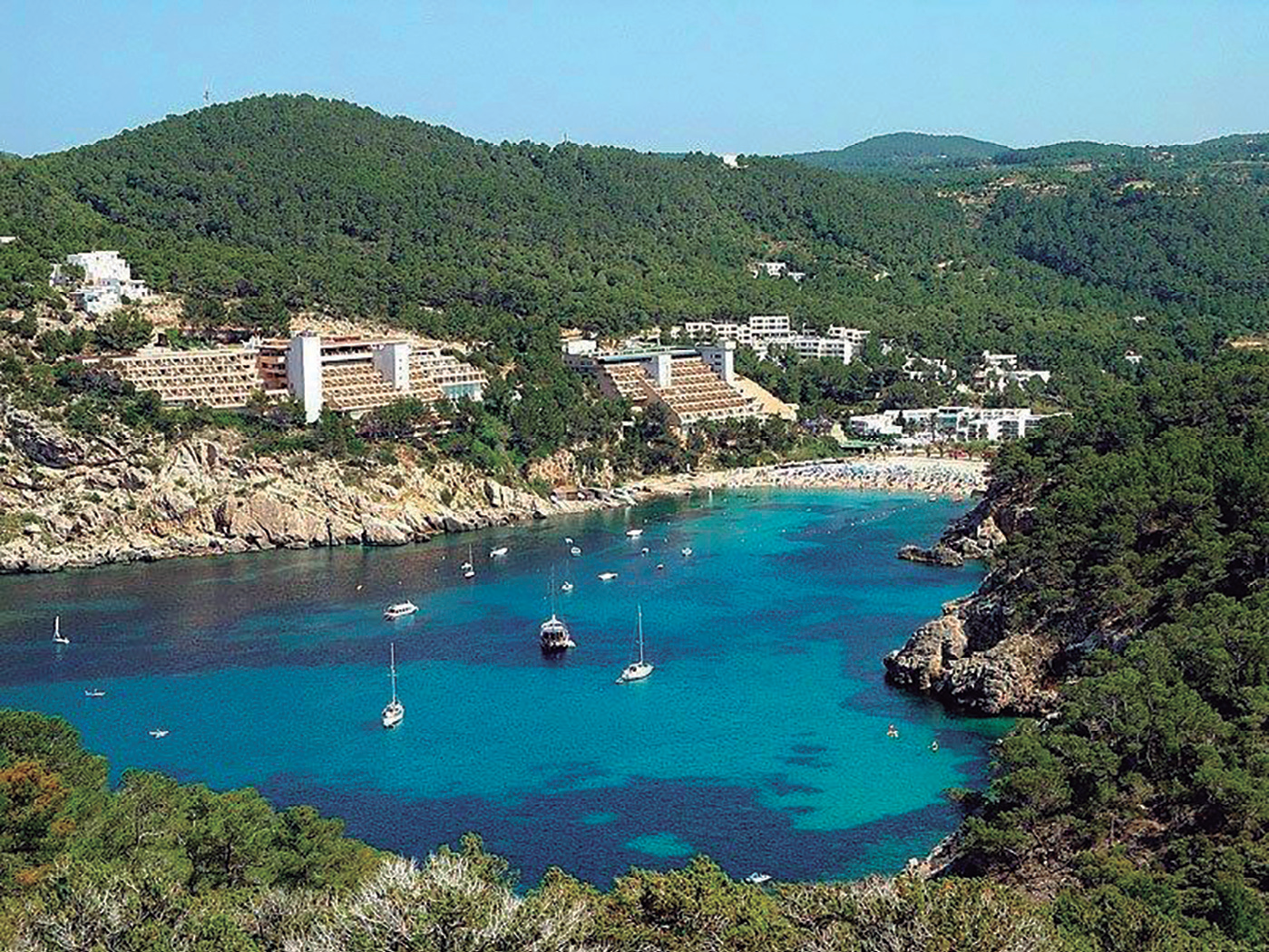 Port de Sant Miquel, hotels Galeón i Cartago (Sant Joan). La consolidació del turisme de masses requeria de nous hotels de majors dimensions.