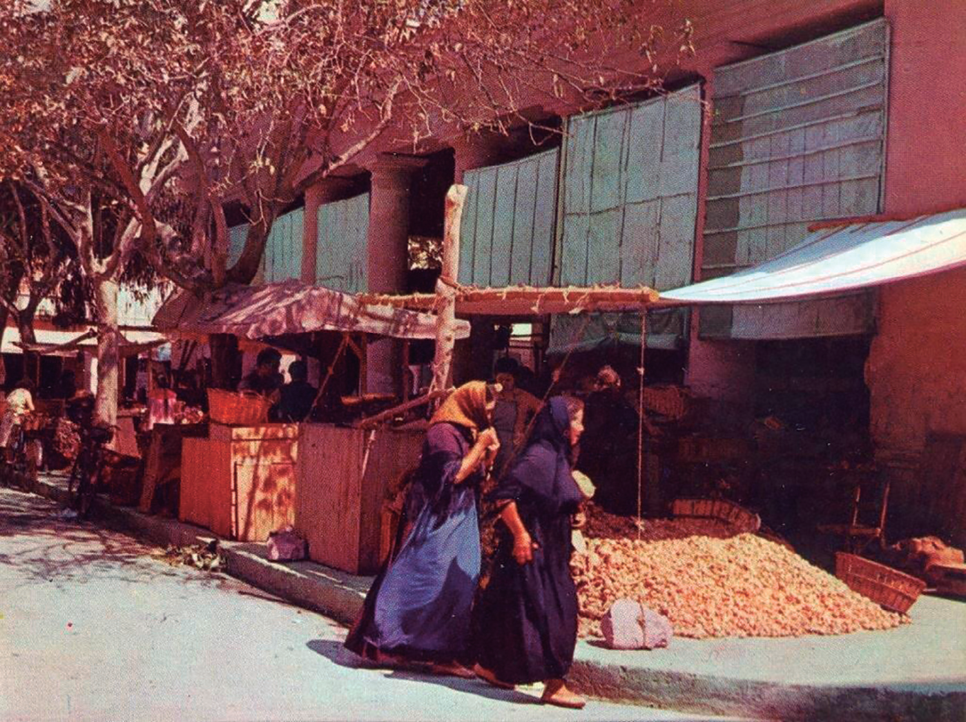 El mercat Vell, Eivissa. Punt més important de comercialització de la producció agrícola de l'Eivissa tradicional i lloc de trobada ciutadana.