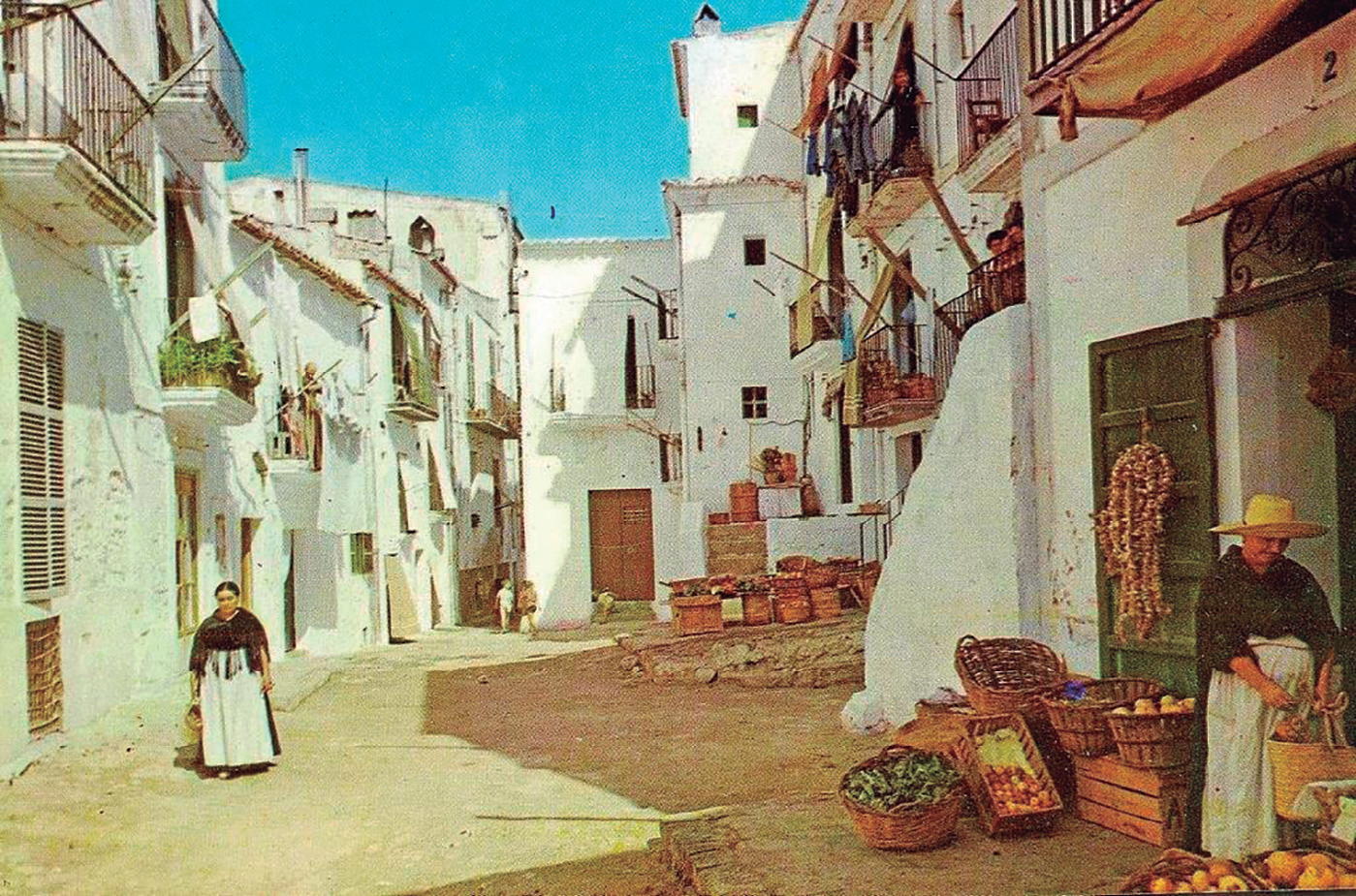 Botigues. Petites botigues de queviures repartides per tota la ciutat d'Eivissa venien els excedents agraris que hi duien els pagesos.